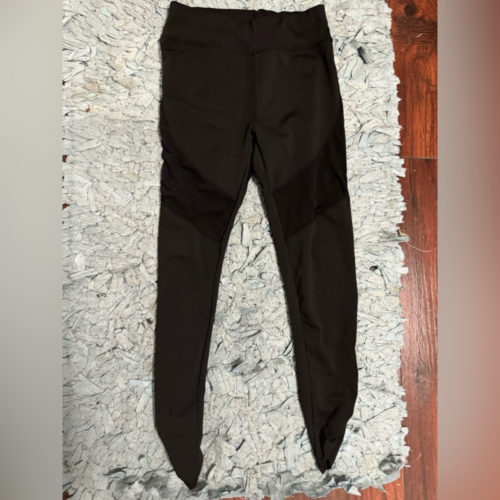Workout leggings w/ mesh cut outs!!